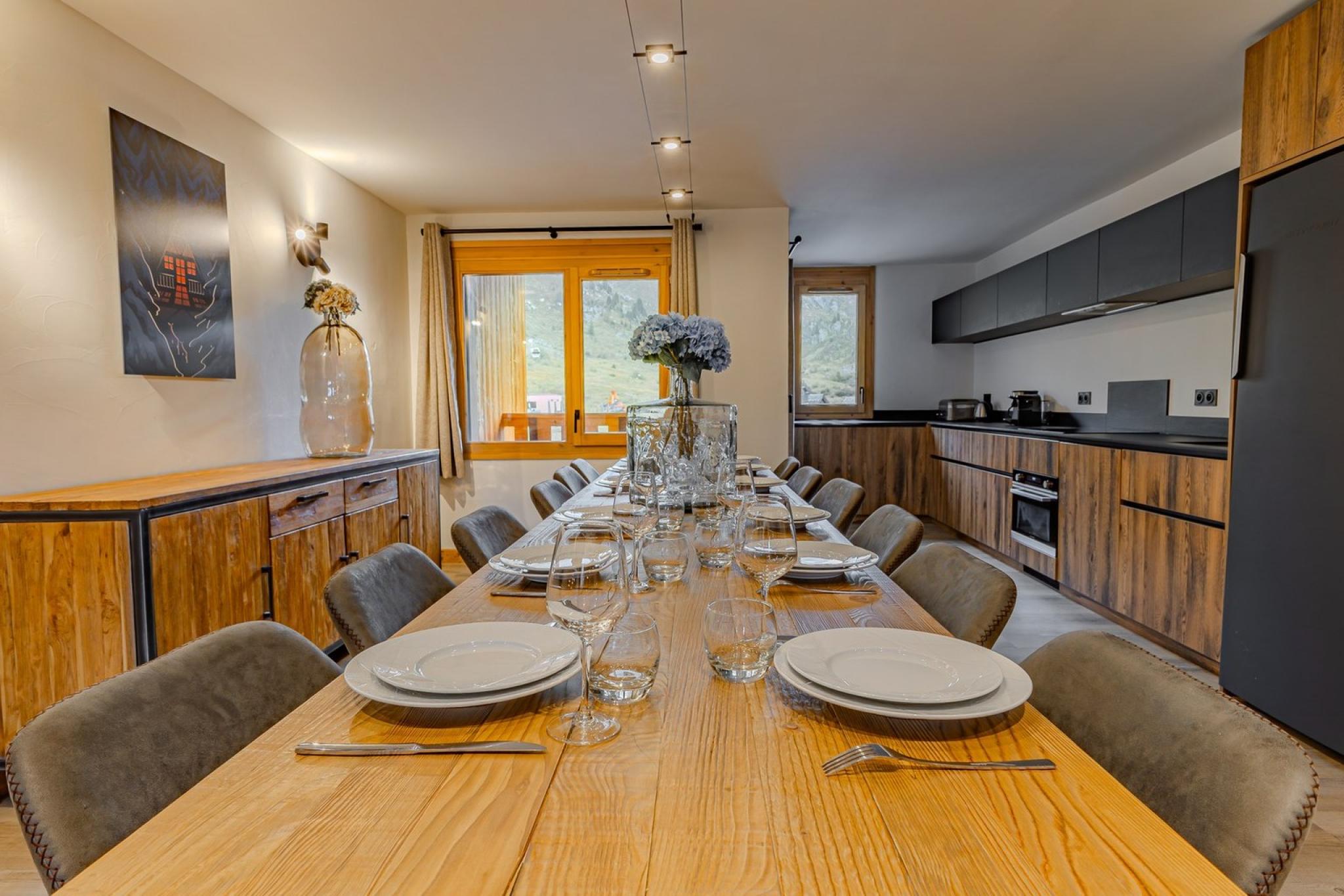 Grande table à manger et cuisine ouverte d'un appartement de la Résidence Cassiopée